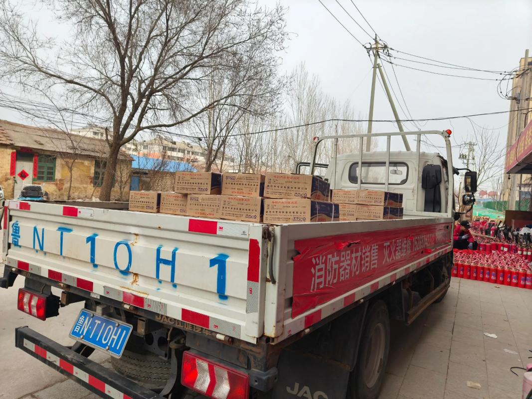 好热好热~他们不语,只是一味干活~#消防器材批发 #消防器材
